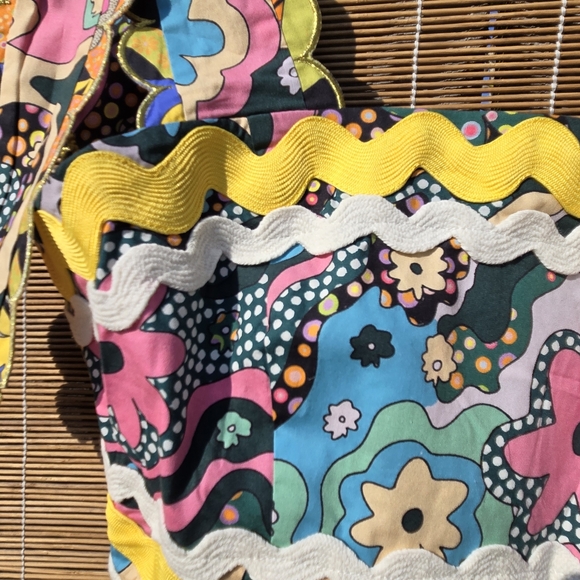 NEW Celia B Colorful Wavy Piping Top Blouse M - Picture 2 of 9